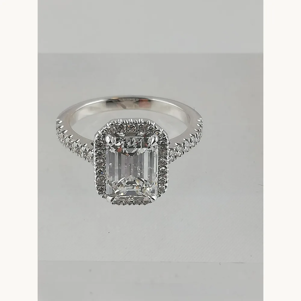 Bague diamant taille emeraude d'environ deux carats - Monaco
