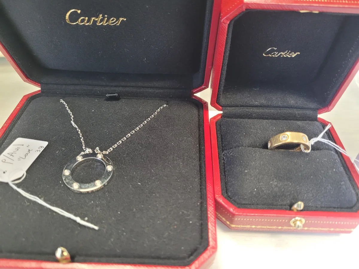 Bijoux Cartier en ecrins rouges pour evaluation de maison signee - Monaco